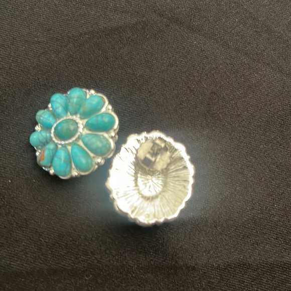 ⭐️Beautiful Bohemian Turquoise Flower Earrings -Rare Find - Picture 3 of 3